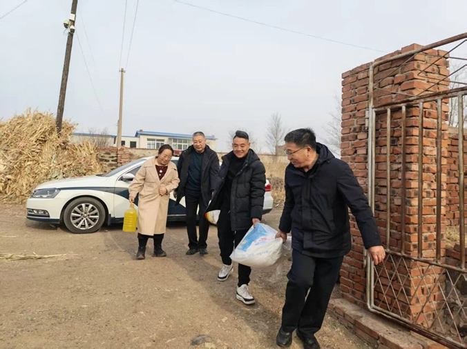 1岁寒情深暖民心 检察关怀到基层——阜新县检察院驻村第一书记春节前走访慰问八宝海村困难群众.jpg