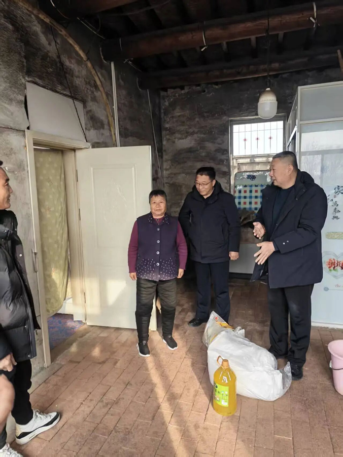 2岁寒情深暖民心 检察关怀到基层——阜新县检察院驻村第一书记春节前走访慰问八宝海村困难群众.jpg