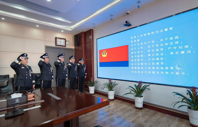 致敬，警察节！