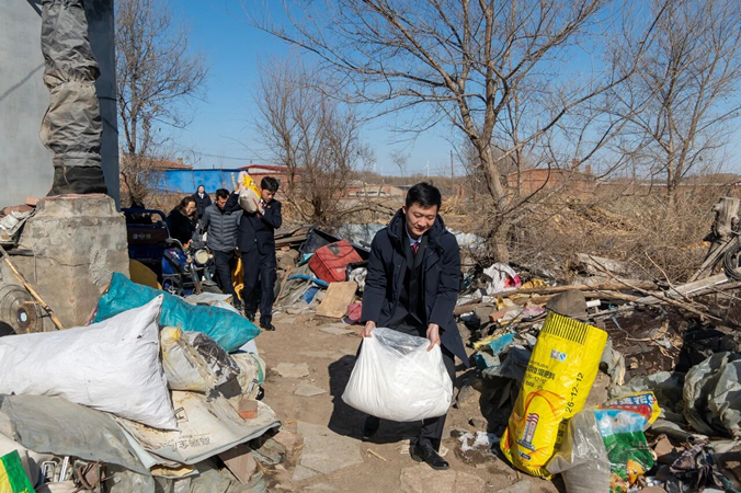 党建引领践初心 学雷锋慰问暖民心