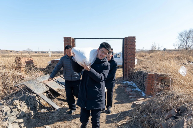 3党建引领践初心 学雷锋慰问暖民心.jpg